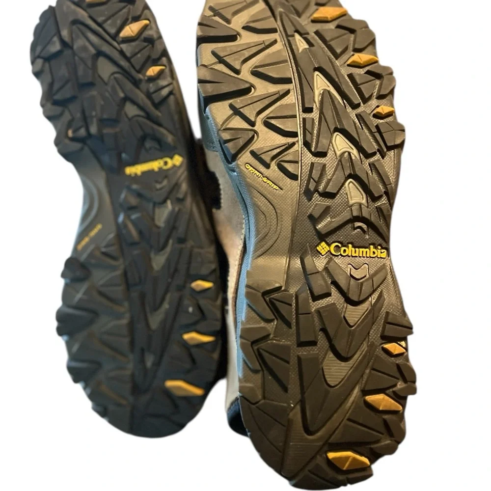 Columbia closed toe athletic athleisure shoes